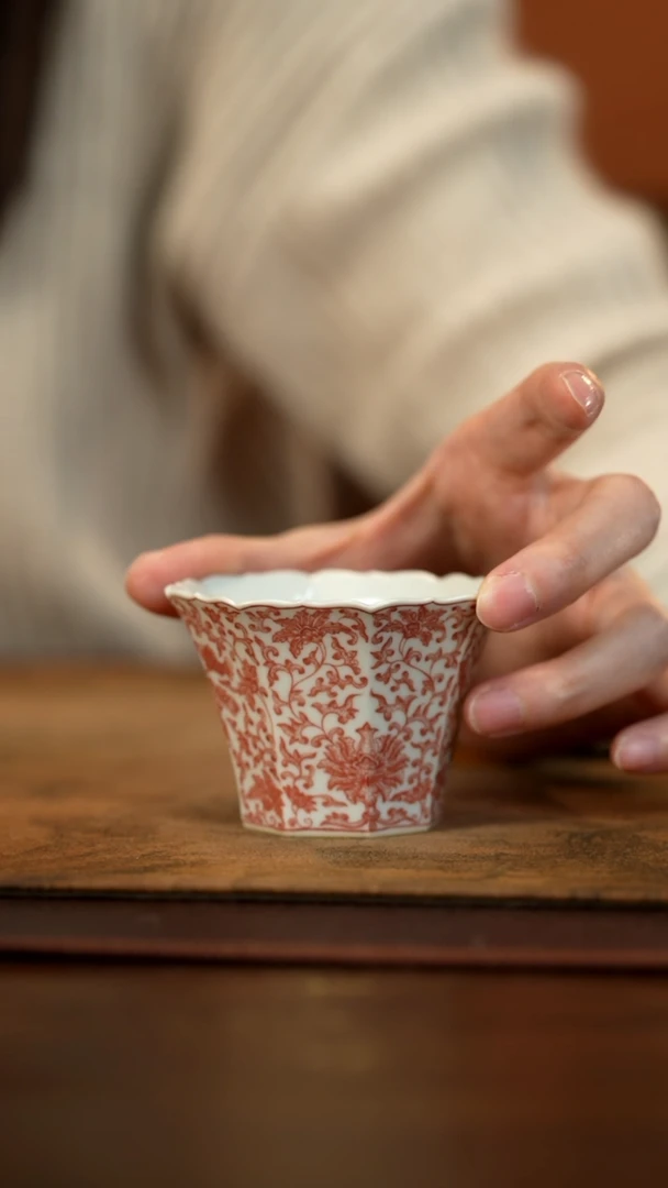 【闪购商品】釉下红彩缠枝莲主人杯