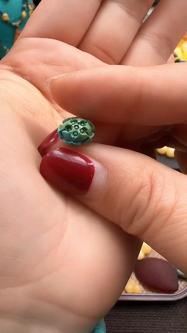 未镶嵌绿松石雕刻莲花翘色原矿高瓷高色莲花珠