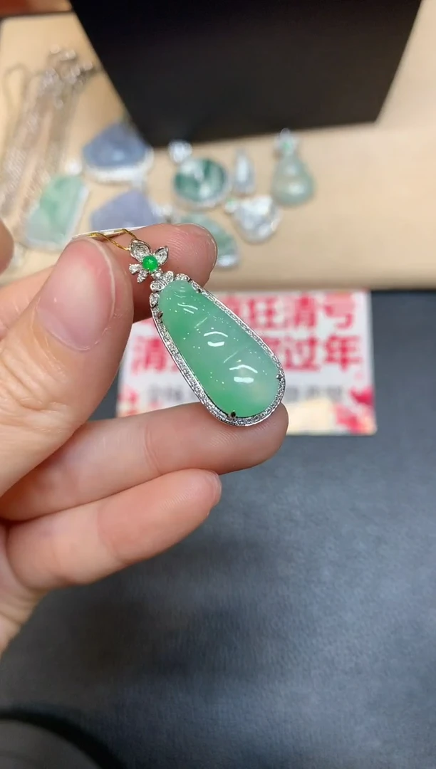 【闪购商品】翡翠吊坠(不含链)18K金镶嵌福豆【无服务费多样性发其一