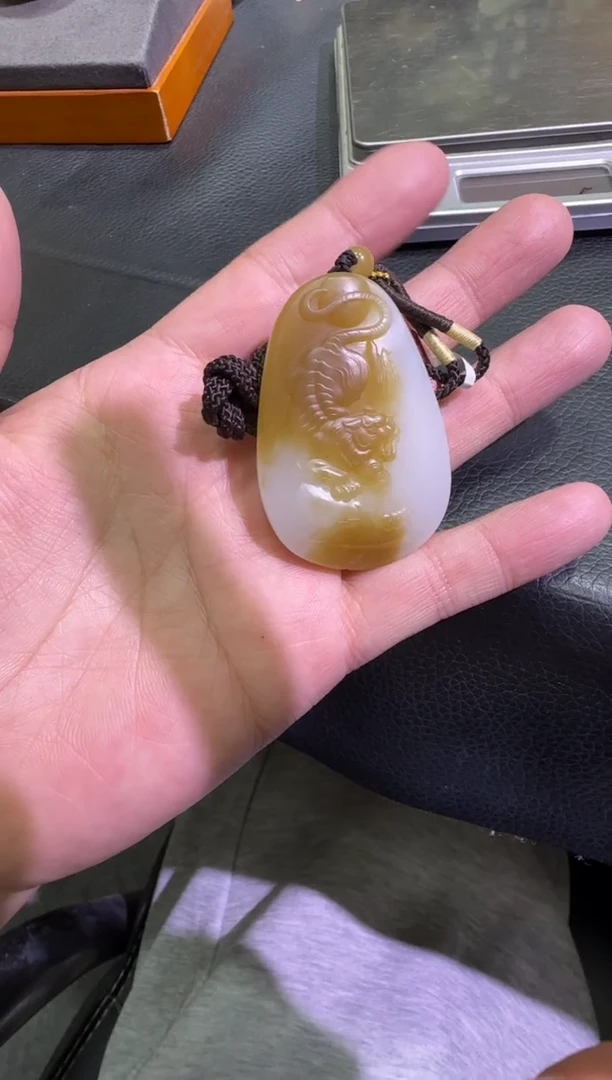 吊坠(赠链)未镶嵌和田玉金山糖白吊坠（产地直发）