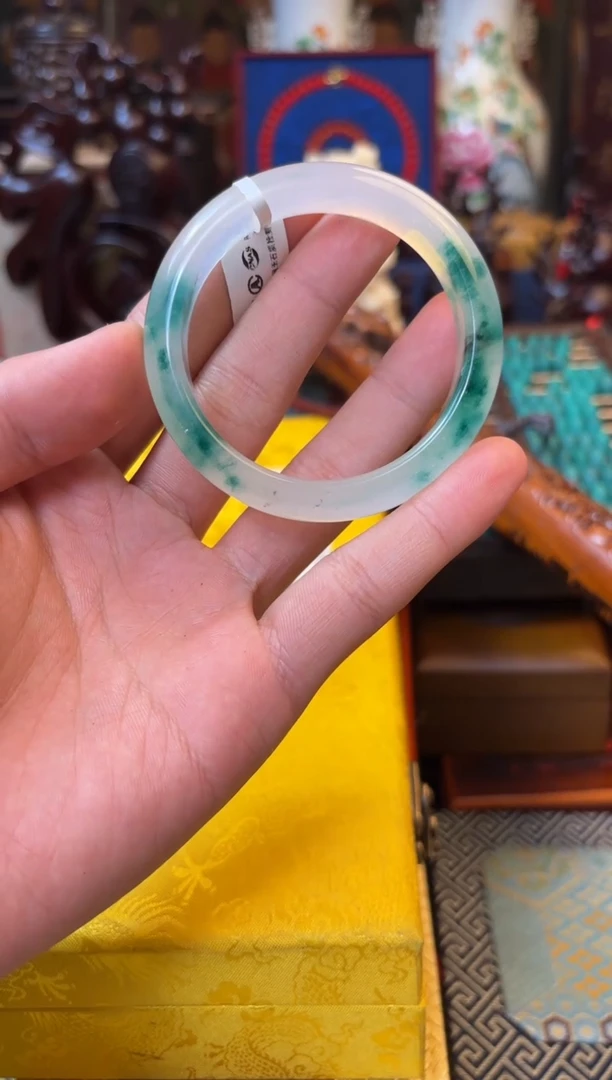 翡翠手镯未镶嵌———————————————1飘花