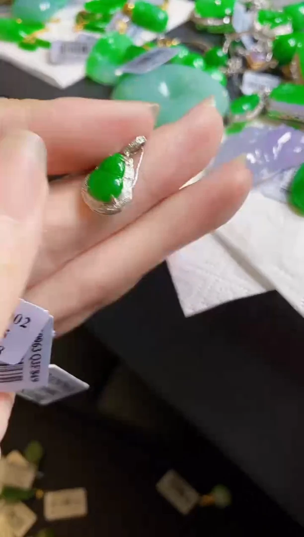 翡翠18K金镶嵌颈饰葫芦