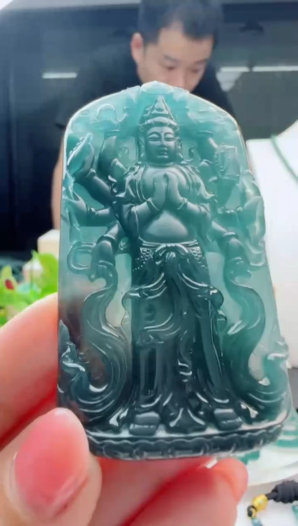 翡翠未镶嵌颈饰多样性发货其中一件