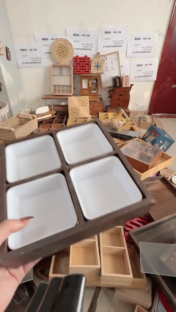 胡桃色四宫格加四个小碗微瑕拍下不退不换无售后