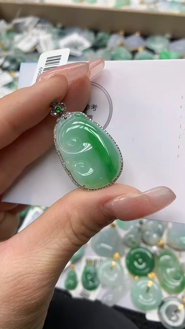 颈饰18K金镶嵌翡翠a货支持复检百元以上9元证书费自理