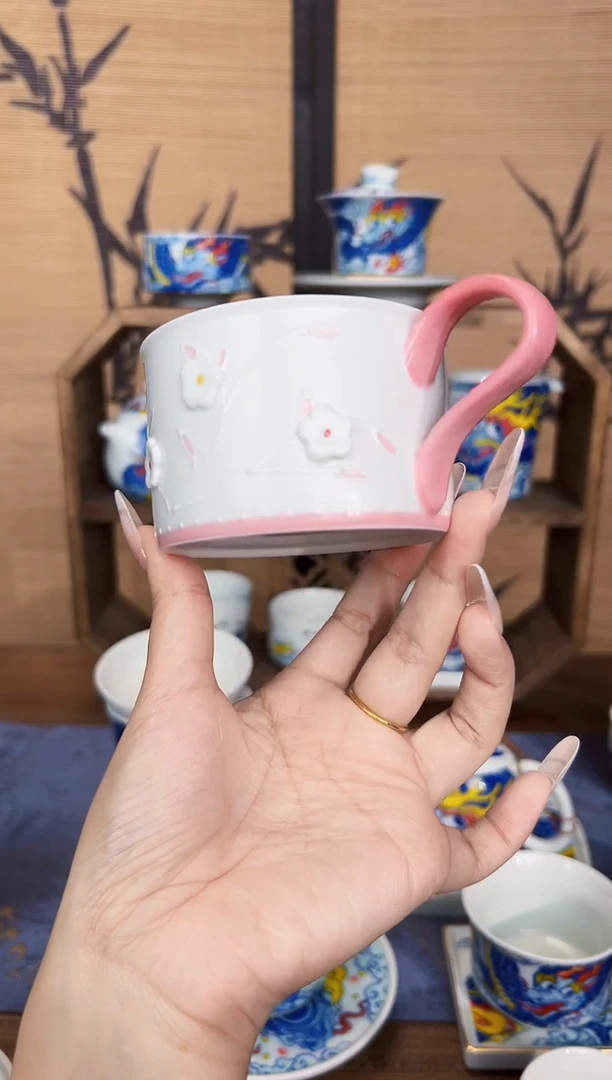 少女粉咖啡杯花漾