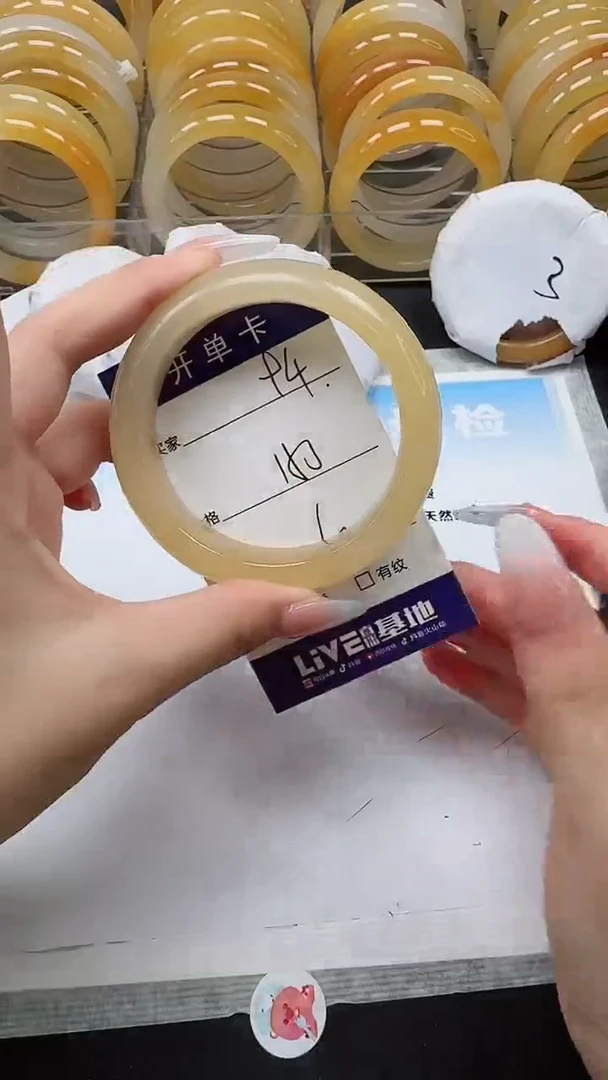 未镶嵌手镯石英质玉94