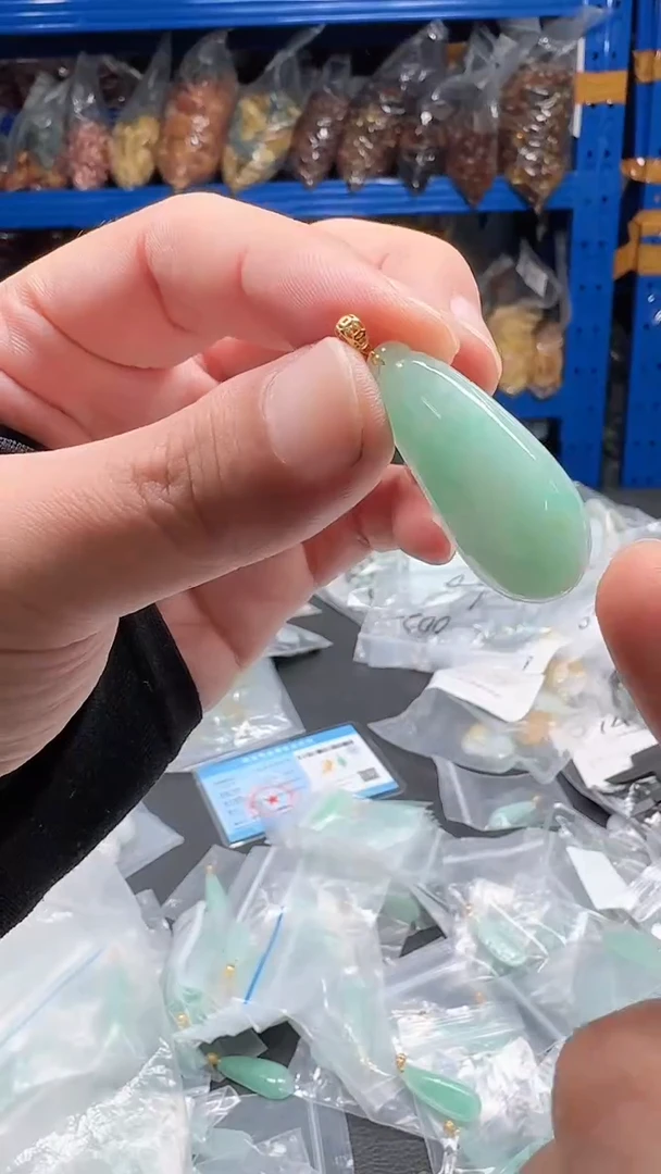 翡翠18K金镶嵌颈饰18k翡翠福瓜吊坠
