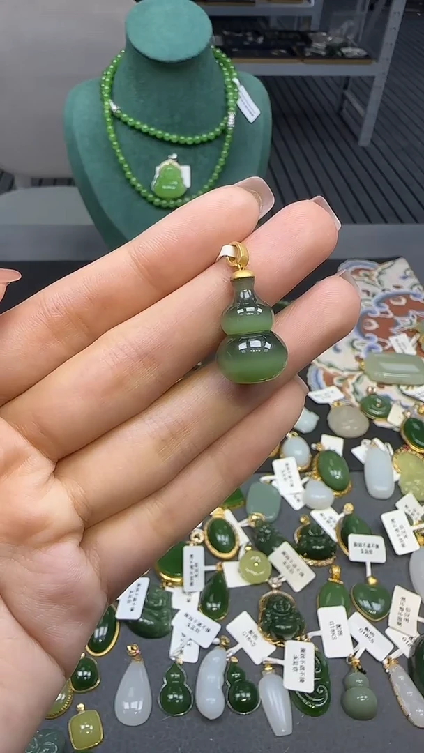 18K金镶嵌和田玉挂件1