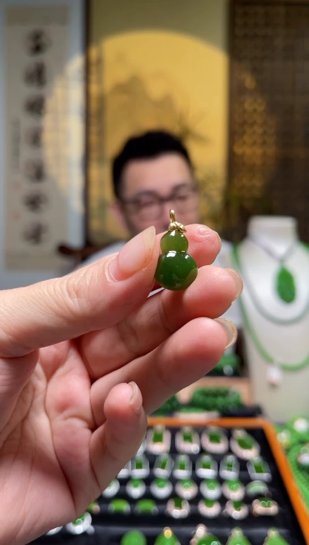颈饰18K金镶嵌和田玉（碧玉）碧玉葫芦吊坠