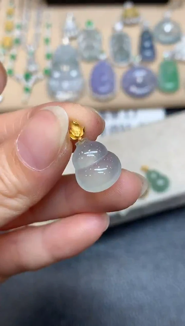 颈饰18K金镶嵌翡翠葫芦【无服务费