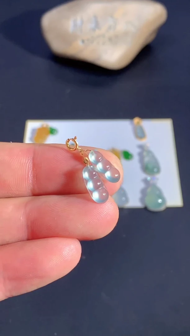 颈饰18K金镶嵌翡翠