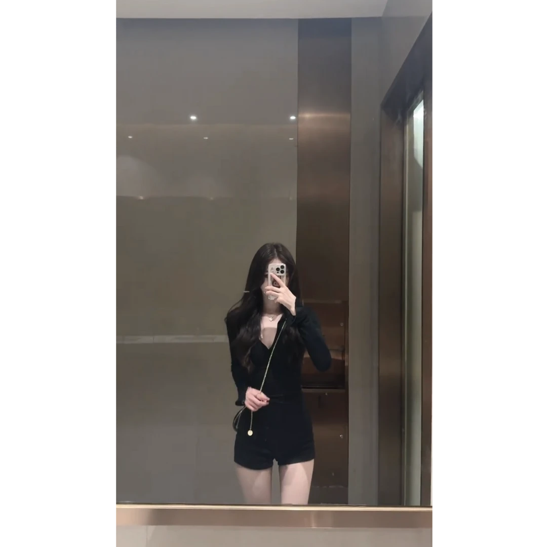 纯欲气质长袖打底修身显瘦上衣女高腰黑色牛仔短裤两件套2025新款