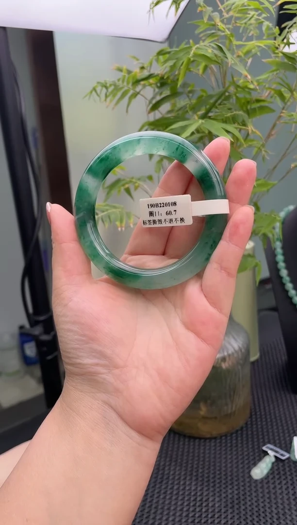 未镶嵌手镯石英质玉（非洲翠）手镯