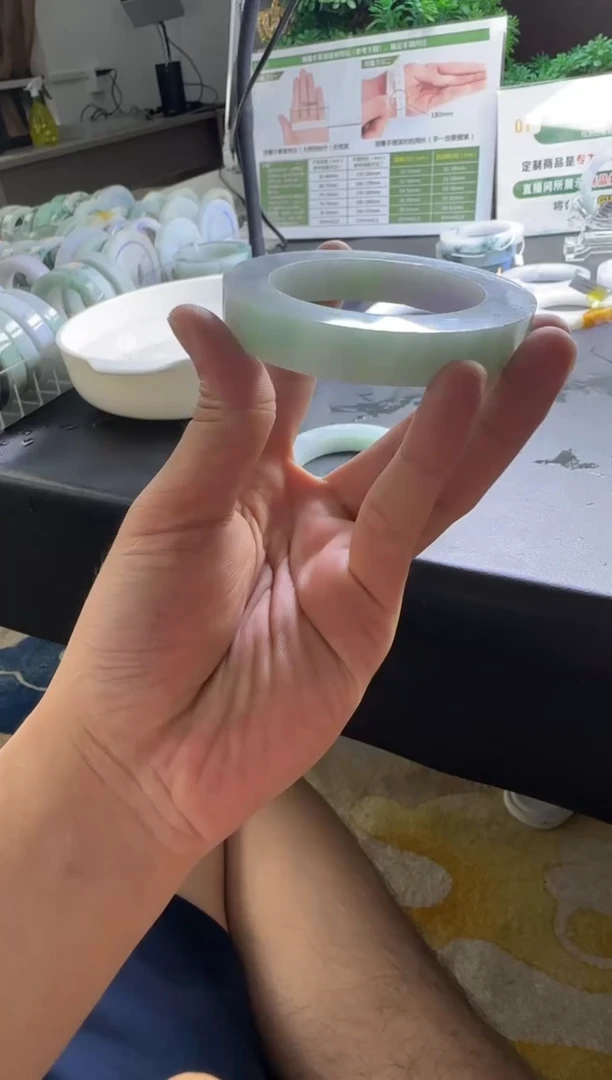 定制翡翠手镯未镶嵌不退不换