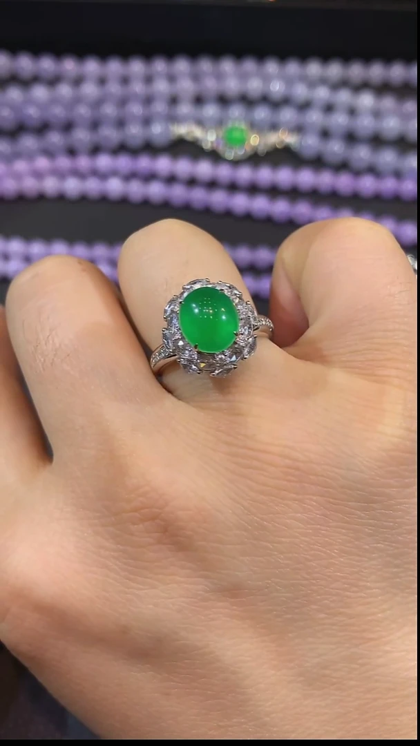 18K金镶嵌戒指翡翠戒指