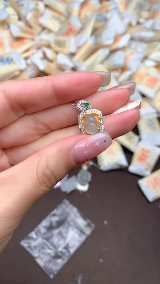 【闪购商品】翡翠挂件未镶嵌一