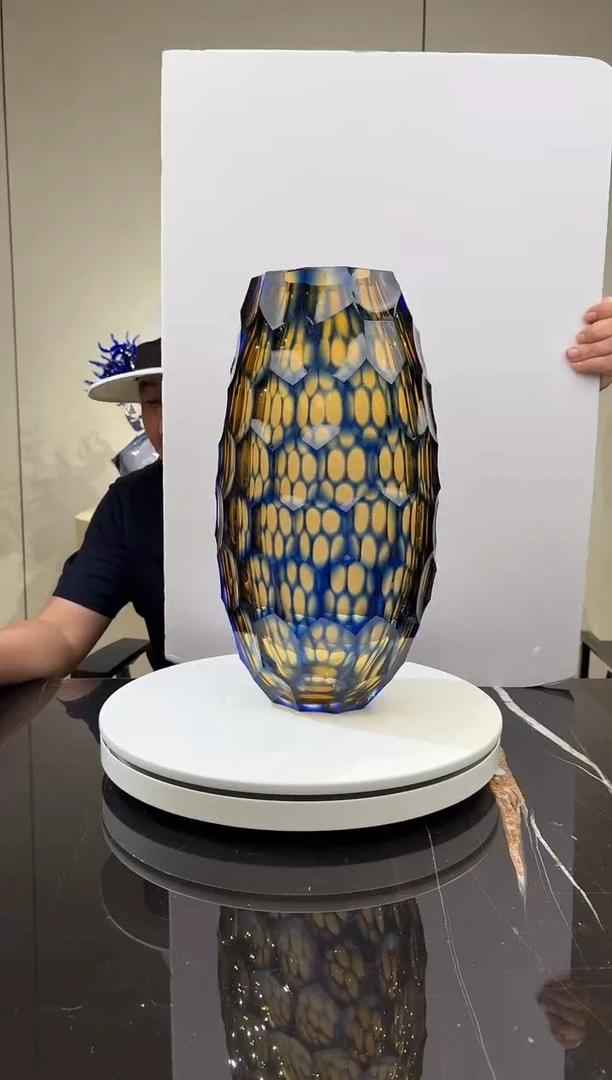 摆件宝蓝色琥珀色刻花花瓶