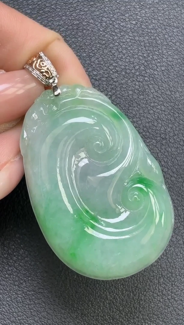 颈饰18K金镶嵌翡翠如意