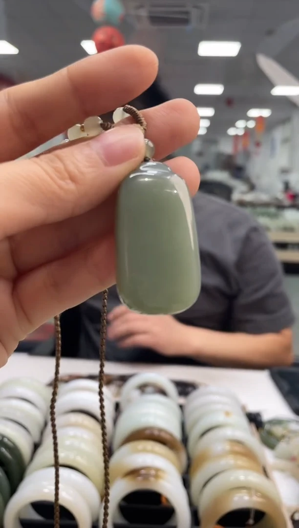 颈饰未镶嵌和田玉粉青无事牌吊坠随机发一件