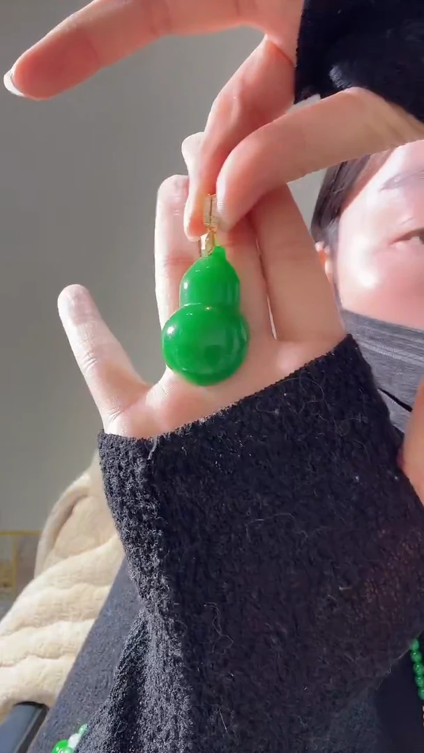 颈饰未镶嵌翡翠绿大葫芦