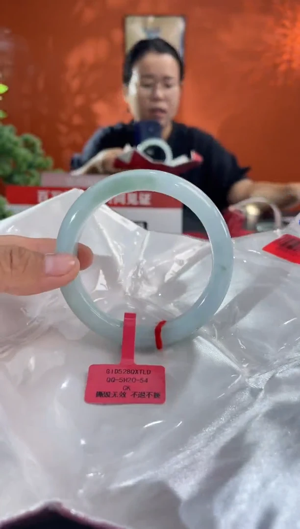 未镶嵌手镯翡翠一***?翡翠手镯