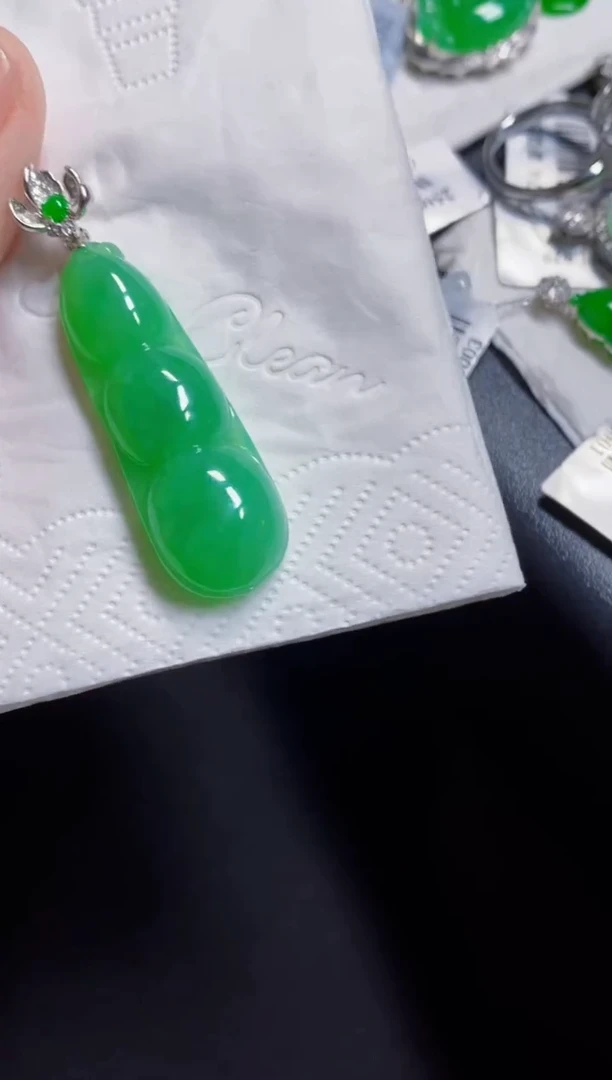 颈饰18K金镶嵌翡翠豆