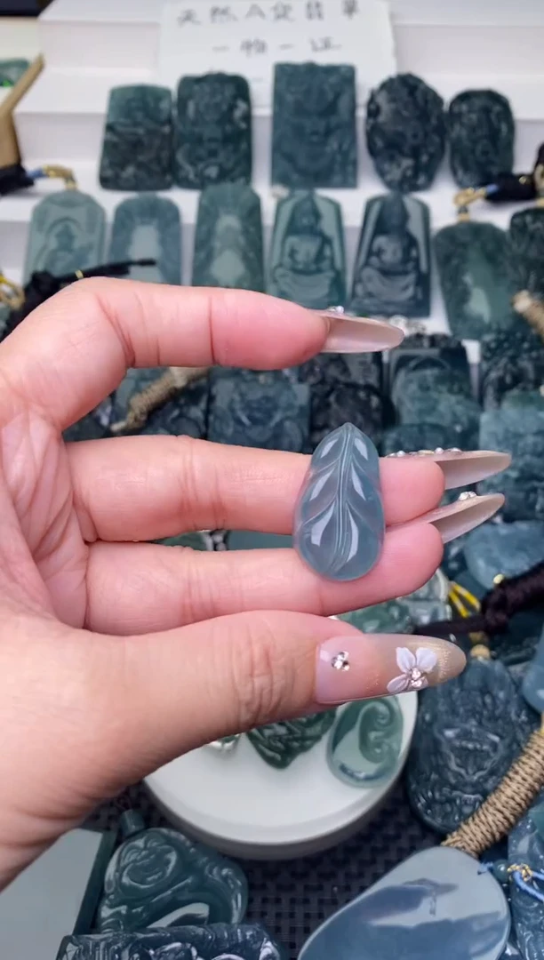 颈饰未镶嵌翡翠