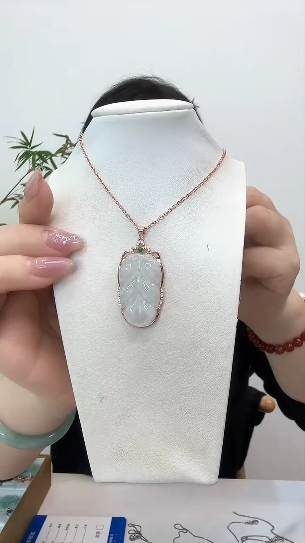 【闪购商品】翡翠吊坠(赠链)银S925镶嵌叶子玫瑰边
