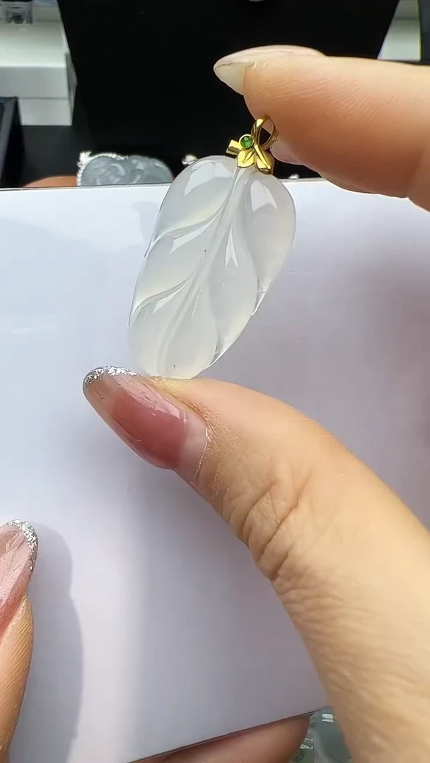 【闪购商品】翡翠颈饰18K金镶嵌叶子吊坠
