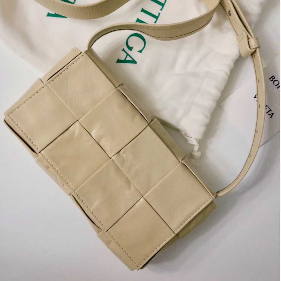 95新 BOTTEGA VENETA/葆蝶家 小花Jerry 米色 Cassette 19 斜挎包