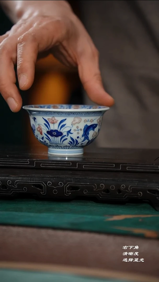 65-1青花釉里红鱼藻纹描金压手杯