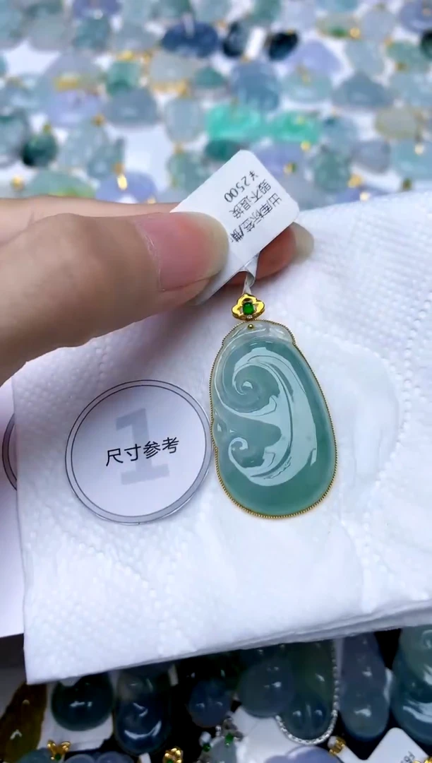 颈饰18K金镶嵌翡翠天然A货翡翠