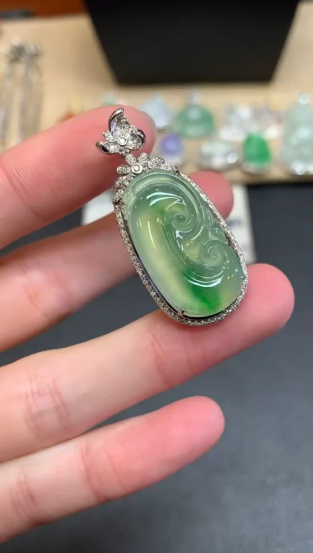 【闪购商品】翡翠颈饰18K金镶嵌如意【无服务费】