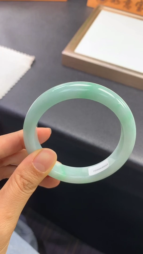 未镶嵌手镯翡翠退货需手镯吊牌标签完好 57