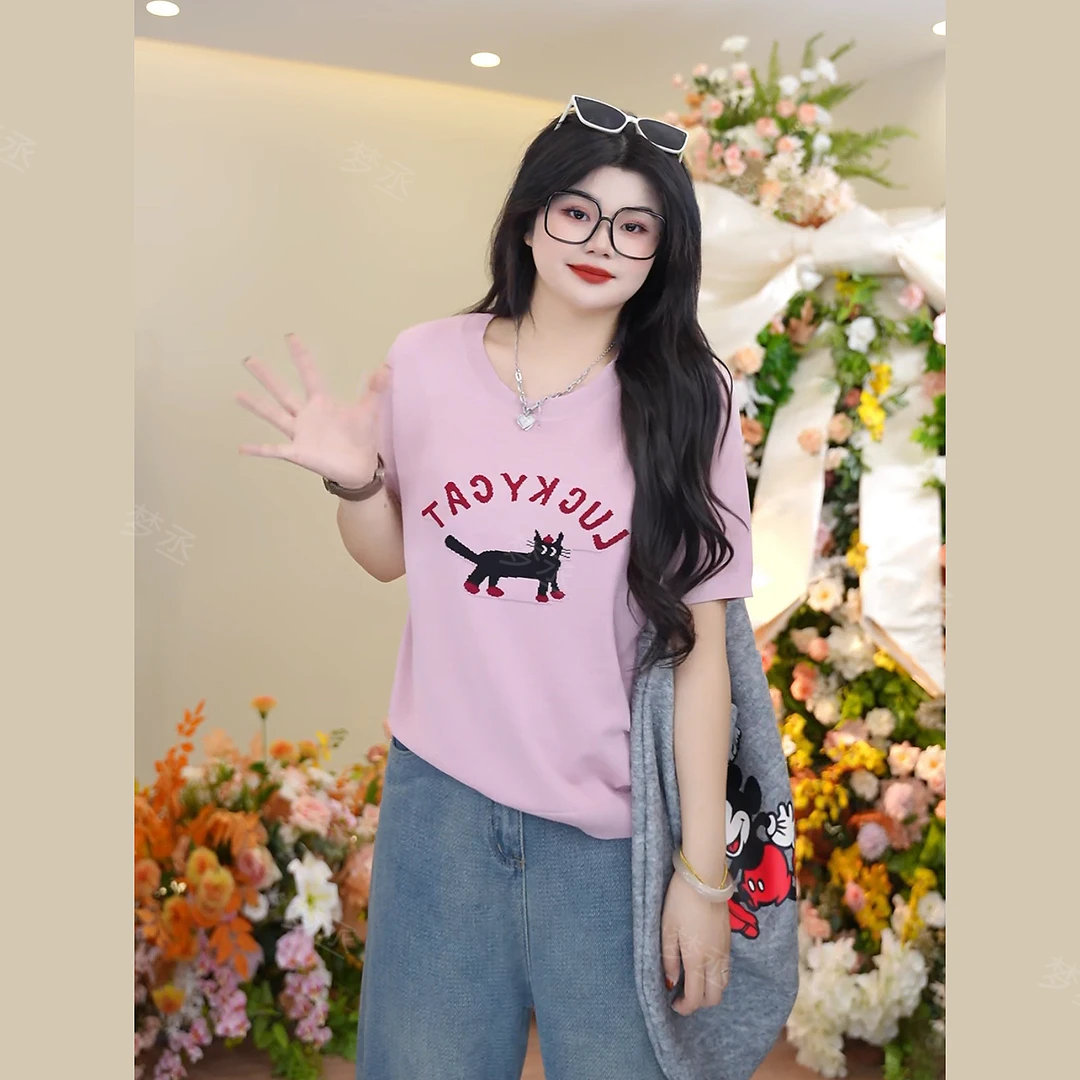 梦丞-胖妹妹大码女装圆领小猫字母提花软糯百搭显瘦短袖针织衫女