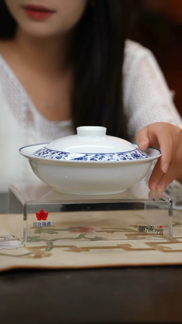2个微瑕古韵缠枝8英寸金架盖碗