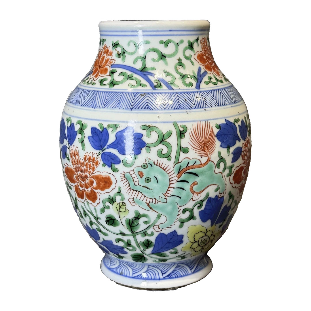 25322100t青花五彩狮子穿花纹罐