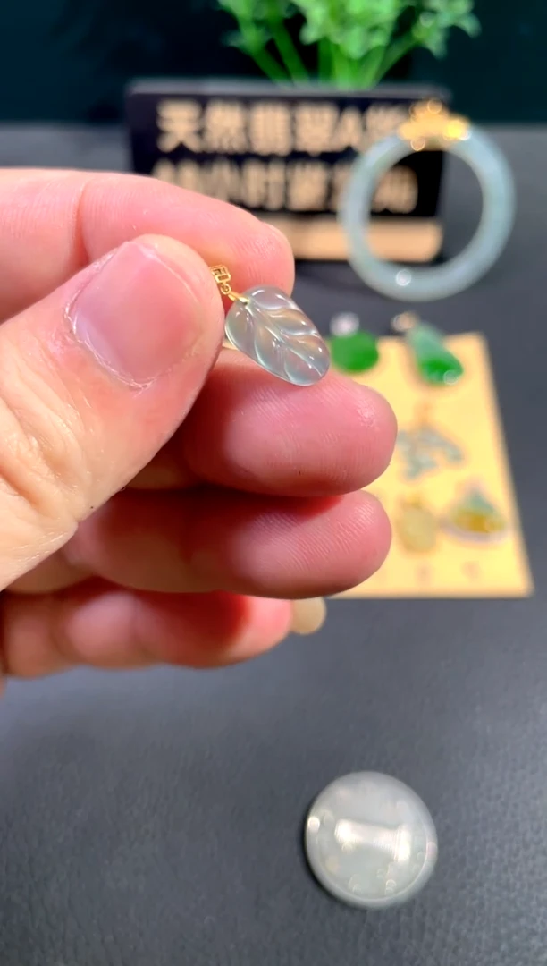 颈饰18K金镶嵌翡翠翡翠