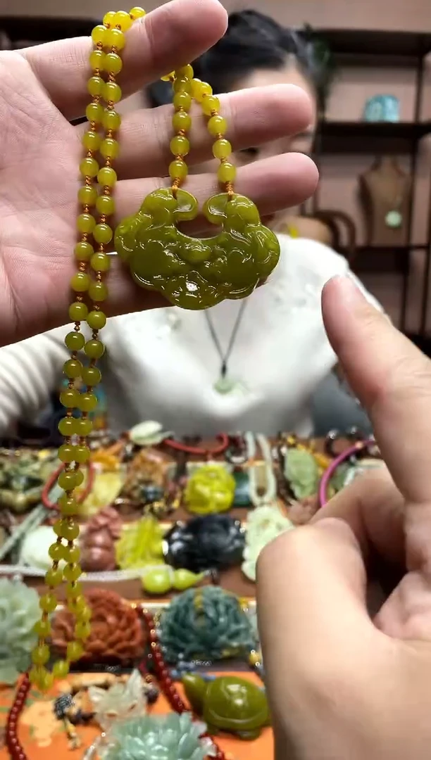 未镶嵌岫玉颈饰多样性发货发其中之一