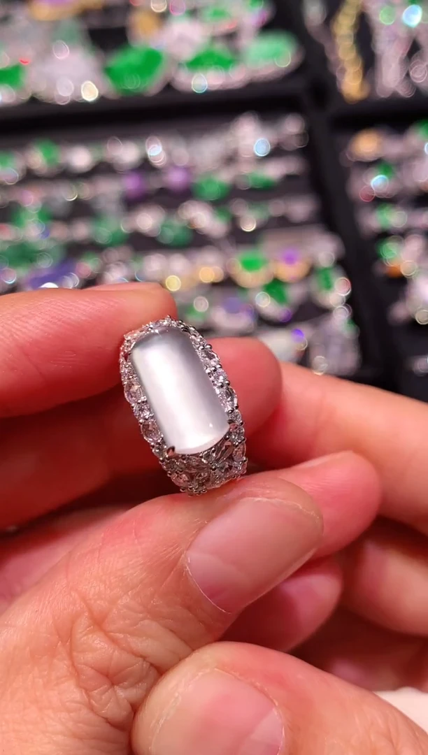 18K金镶嵌戒指翡翠翡翠