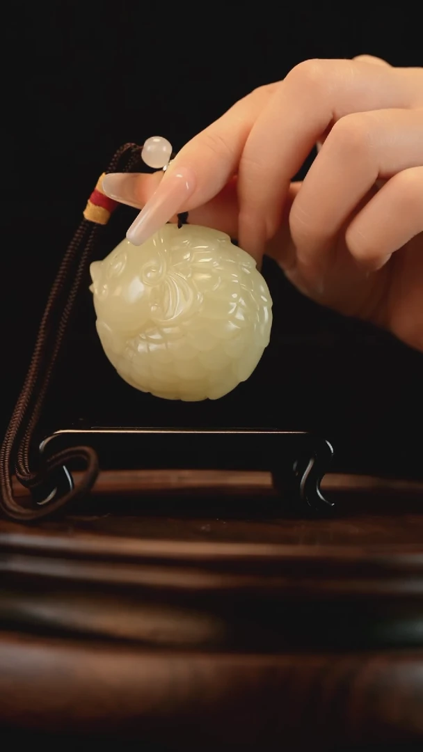云南石竹叶青雕刻：年年有余