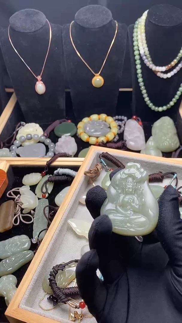 吊坠(赠链)未镶嵌和田玉8000