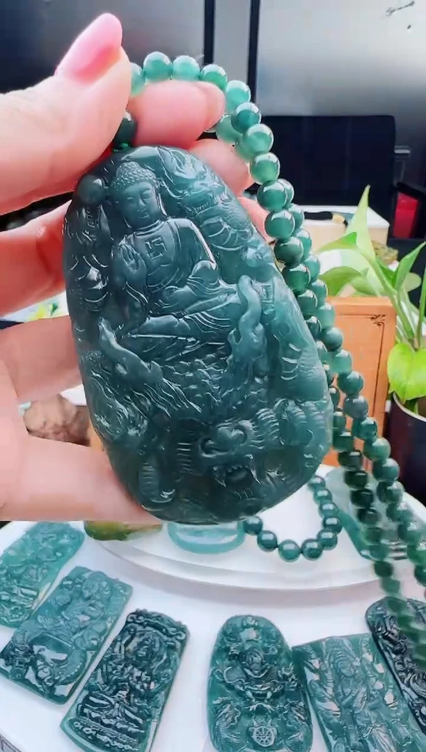 翡翠未镶嵌颈饰多样性发货其中一件