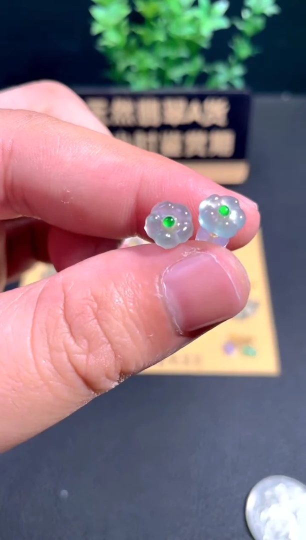 颈饰18K金镶嵌翡翠耳钉