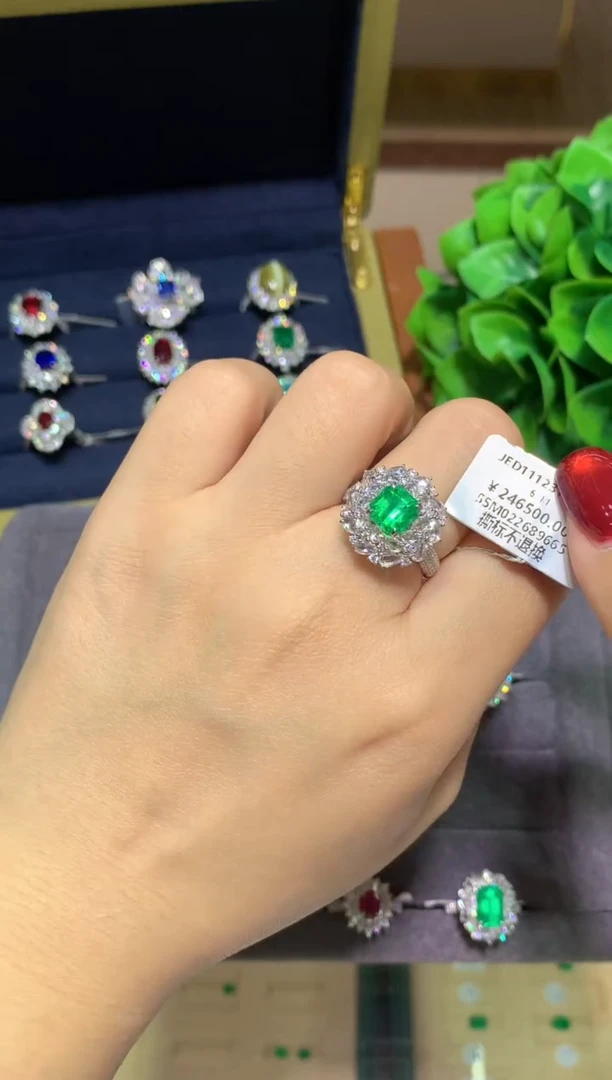 18K金镶嵌戒指祖母绿1.6ct