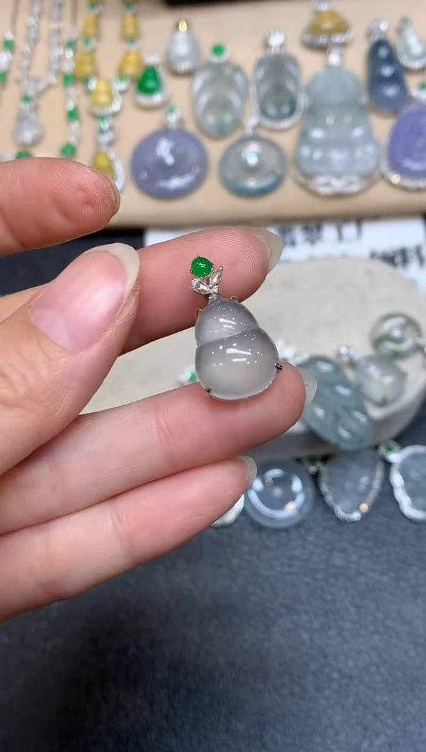 颈饰18K金镶嵌翡翠葫芦【无服务费