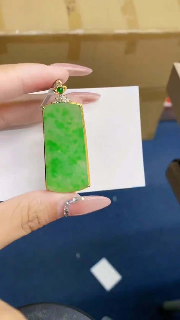 翡翠18K金镶嵌吊坠(不含链)1