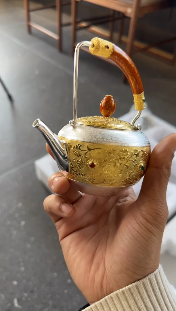 从****3呆坐  手敲錾刻嵌鎏金嵌宝卷草提梁壶