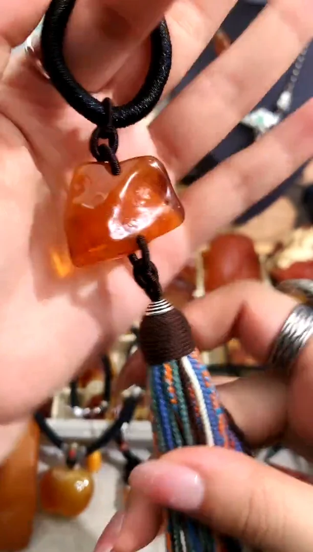 未镶嵌琥珀裸石似玉